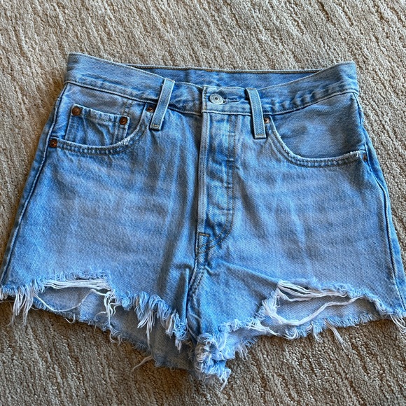 Levi’s High Waisted Denim Shorts - Picture 3 of 3